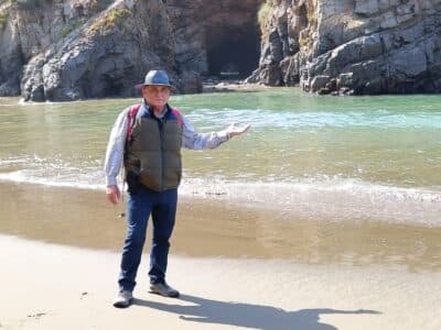 Personas recibiendo asesoría